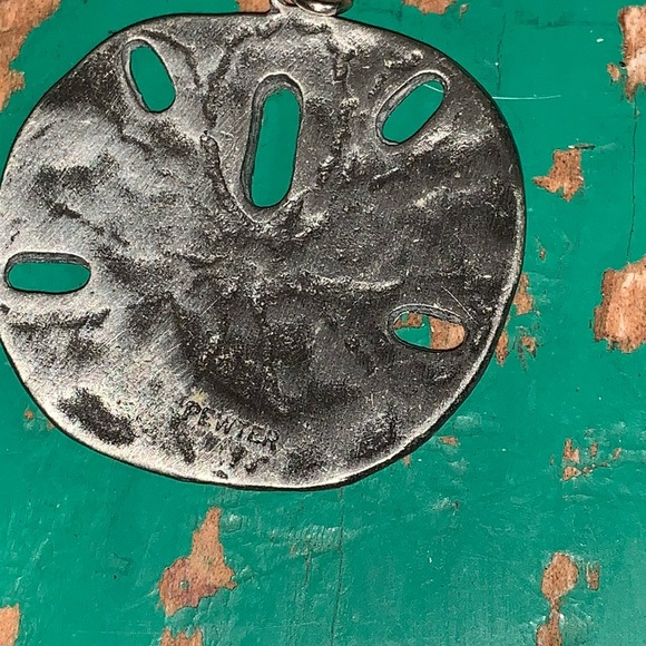 Vintage artisan pewter sand dollar pendant - Picture 2 of 2